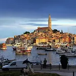 Casa de hóspedes And With Parking Space - 25298 Rovinj